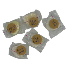 Load image into Gallery viewer, Mama&#39;s Casa - Christmas house wax melts
